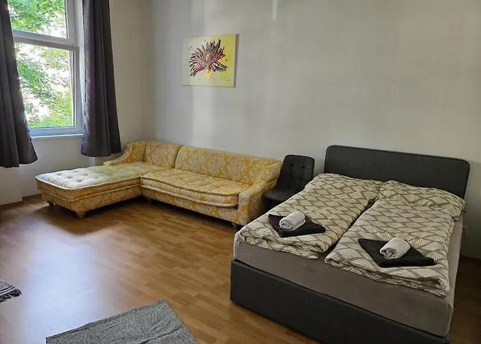 At Westbahnhof I Close To Shopping Street & Metro Apartment *