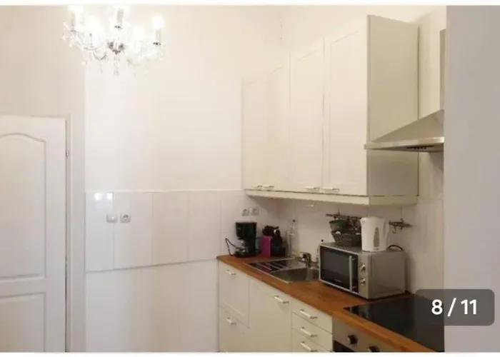 At Westbahnhof I Close To Shopping Street & Metro Apartment Vienna