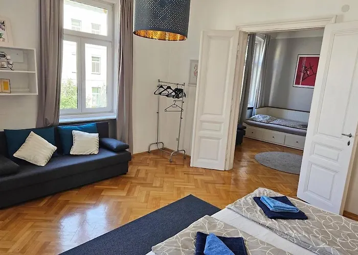 At Westbahnhof I Close To Shopping Street & Metro Apartment *