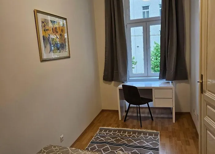 At Westbahnhof I Close To Shopping Street & Metro Apartment